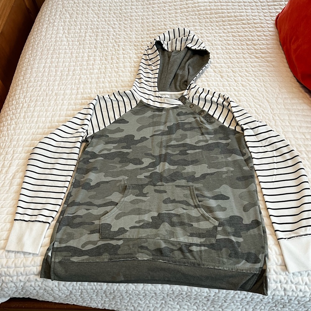 Maurice’s hoodie with snaps size XL